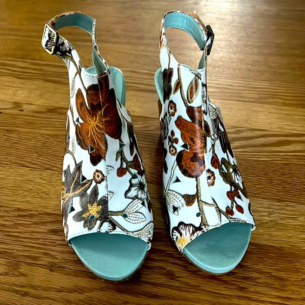 Beautiful heals.  Multi color. Size 8.5